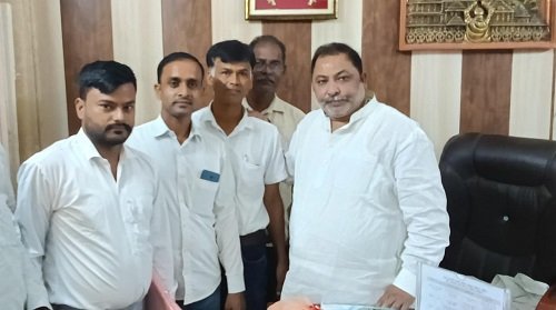 E-rickshaw auto union submitted a memorandum to Transport Minister Dayashankar Singh, demanding implementation of exemption in road tax for electric vehicles