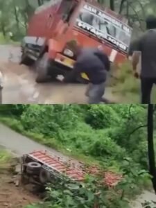 Himachal Pradesh: Truck fell down due to road collapse on Manikaran-Kasol road in Kullu district, luckily a major accident was averted