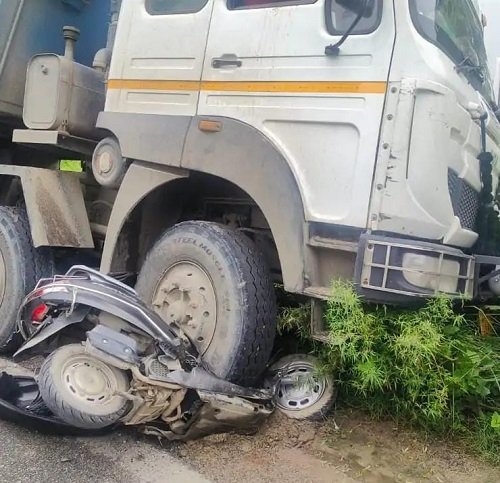 Lucknow: A teacher riding a scooter was hit by a dumper in Banthra, she was seriously injured
