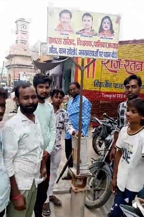 Councillor Sir! Wake up now” — Public anger erupts over the negligence of the Nagar Palika in Hathras!