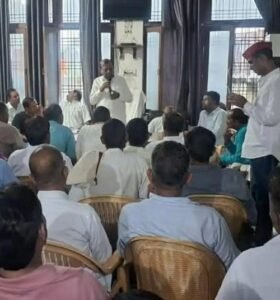 Lucknow: MP RK Chaudhary discussed the strategy for the upcoming elections with the workers in Sidhauli