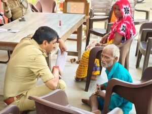 Lucknow: Nigoha police station in-charge Anuj Tiwari showed an example of humanity, won hearts by helping a disabled person