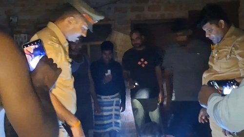 Ayodhya: Body of a teenage girl found hanging from a noose in Muzaffarpur village of Rudauli, sensation spread in the area