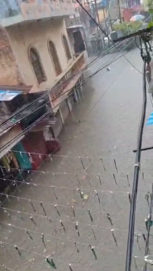 Lucknow Breaking: Rainwater in the Kashmiri neighborhood of the capital has plagued residents for the past 20 years, forcing them to leave their homes.