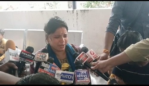 Lucknow: Attempt of self immolation near Chief Minister's residence, woman's life saved due to vigilance of Hazratganj police