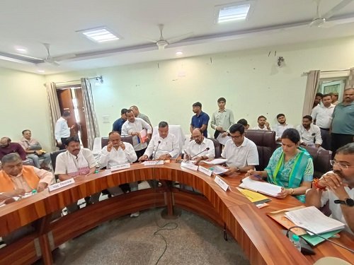 State Tourism and Culture Department and District Incharge Minister Jaiveer Singh Ji inspected the flood affected village of Tehsil Sadar, talked to the affected villagers, distributed flood relief kits
