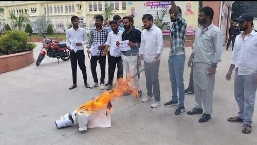 Lucknow: Students of Lucknow University burnt the effigy of BCCI, expressed displeasure over India-Pakistan match