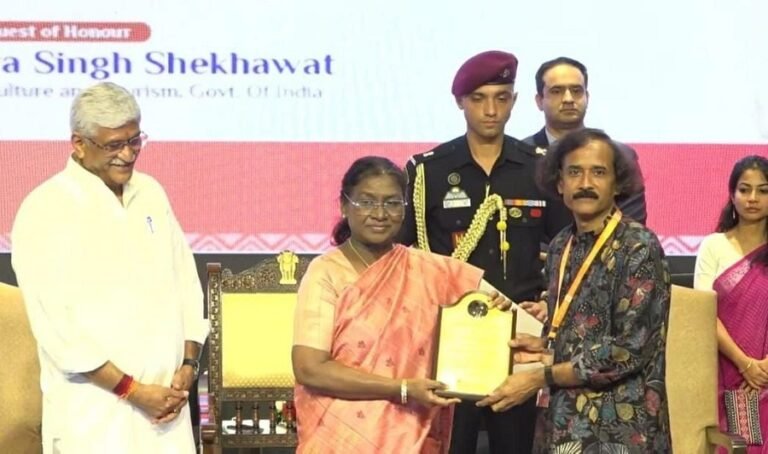 President Draupadi Murmu honored Anand Narayan of Barabanki.