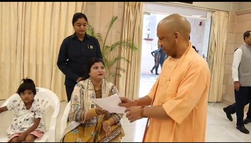 Kanpur: "Yogi ji, please get me admitted" - CM Yogi immediately gave orders on the innocent appeal of little Mayra