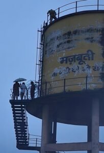 Drunk youth climbed a water tank in Etah, did high voltage drama in the rain