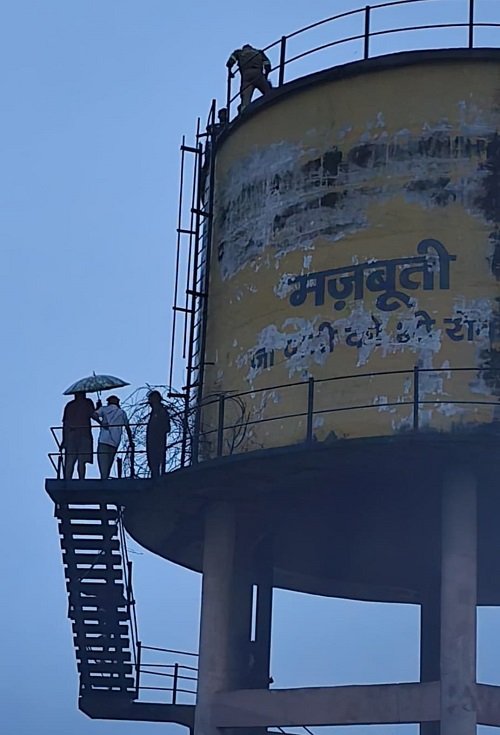 Drunk youth climbed a water tank in Etah, did high voltage drama in the rain