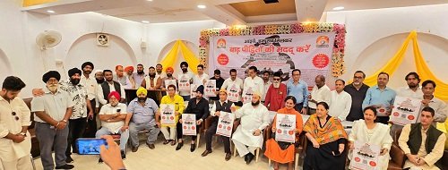 Lucknow residents gathered to help the flood victims, people of all religions united, helping wholeheartedly