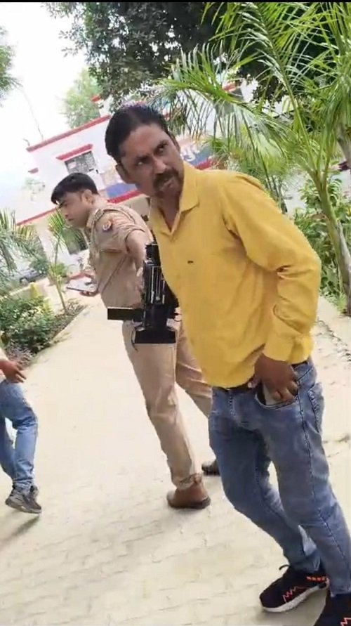 Pratapgarh Breaking: Police misbehaved with News Nation team that went to cover Fatanpur, SP placed three policemen including the inspector on line duty.