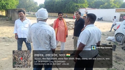 A cleanliness drive was carried out at the Dussehra fair grounds under the leadership of Chinhat Ward 1 councilor Arun Rai and councilor representative Anil Soni.