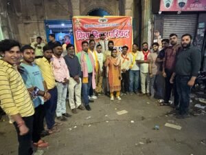 A grand procession was taken out on Agrasen Jayanti in Hathras, Vishwa Hindu Parishad welcomed it by showering flowers.