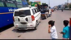 Lucknow: Municipal Corporation in trouble - Bank tore away animal welfare officer's car!