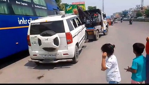 Lucknow: Municipal Corporation in trouble - Bank tore away animal welfare officer's car!