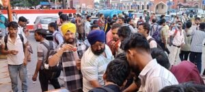 Lucknow: Jan Samaj Seva Sanstha distributed tea and snacks at Charbagh station for UPSSSC PET-2025