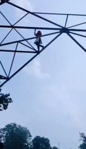 A girl climbed a high tension line tower to marry her boyfriend, police brought her down safely