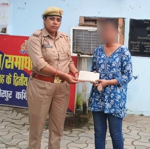 Lucknow: Anti-Romeo team of Sairapur police station and Polygon mobile staff set an example of honesty by finding the lost purse of a woman