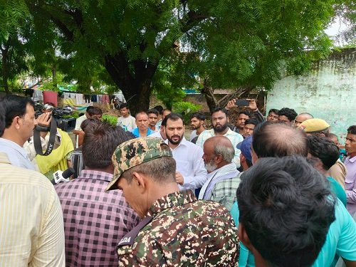 Illegal encroachments were removed from acquired land worth ₹150 crore in Gomti Nagar Extension.