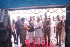 Social initiative of "Medicine Man of UP" Rajesh Singh Dayal, free health camp in Lucknow Jail, Cabinet Minister Dara Singh Chauhan was also present.