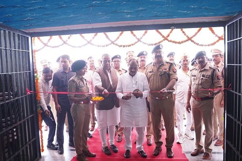 Social initiative of "Medicine Man of UP" Rajesh Singh Dayal, free health camp in Lucknow Jail, Cabinet Minister Dara Singh Chauhan was also present.