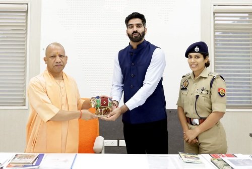 Lucknow: Joint Director of Skill Development Ministry made a courtesy visit to Chief Minister Yogi Adityanath