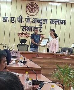 The kitchen supervisor received the award in the Collectorate auditorium.
