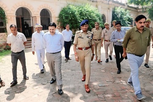Cheating gangs killed in PET exam – DM-SP's strict inspection in Hathras, exam halls turned into fortresses, cunning people scared of officers' strictness!