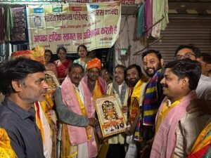 Bharat Vikas Parishad gave a grand welcome to Maharaja Agrasen Jayanti procession in Hathras, Moti Bazaar was filled with flowers.