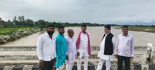 Inspecting the rising waters of the Rapti River, Sunil Singh stated, "The government's promises are false; the public will change the government in 2027."
