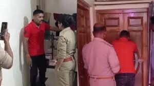 In Kushinagar, a policeman caught his wife red-handed with her lover, all three turned out to be associated with the police department