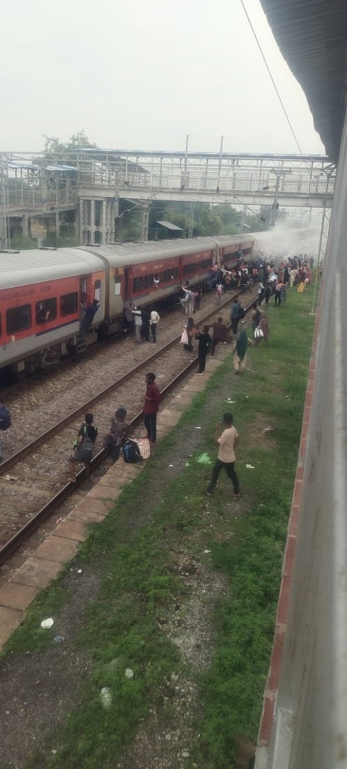 Fatehpur: A major accident was averted due to the guard's presence of mind and the pilot's quickness, smoke caused panic in Sikkim-Mahananda Express