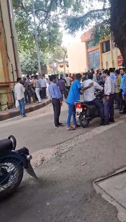 Lucknow: Ruckus at Balrampur Hospital, employees and security guards angry over not getting salary