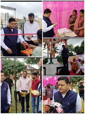 Nikhil Tikaram Funde reached the development exhibition organized on the occasion of Gandhi Jayanti, inaugurated it by cutting the ribbon and observed the exhibition.