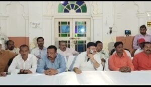 Ayodhya Municipal Corporation Mayor Girish Pati Tripathi is worried by the statement of former minister Tej Narayan Pandey.