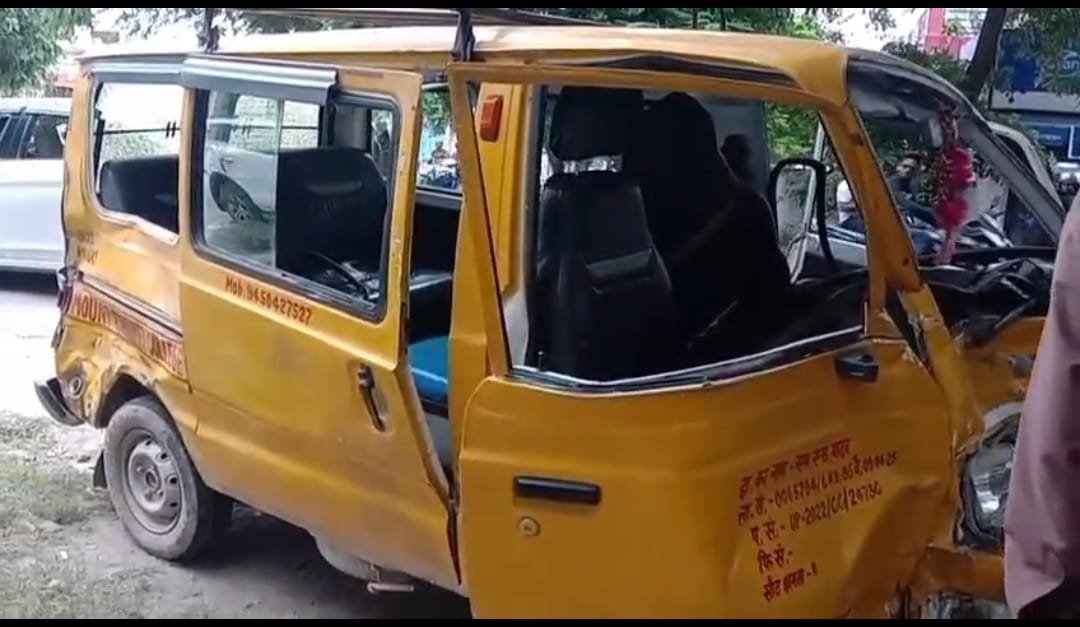 Lucknow: Nine girls narrowly escape after a Fortuner car hits a school van near Midland Hospital in Lucknow. The driver is in custody.