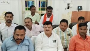 Ayodhya Municipal Corporation Mayor Girish Pati Tripathi is worried by the statement of former minister Tej Narayan Pandey.