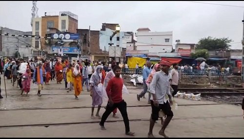 A young man died in an electric shock on the 14-Kosi Parikrama Marg in Ayodhya; a shopkeeper was accused of negligence.