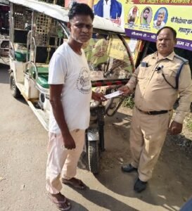 Lucknow: On the instructions of DCP Traffic, major action was taken against illegal parking, TI Divesh Shahi seized 4 vehicles.