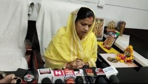 On the occasion of Gandhi Jayanti, District Panchayat President Roli Singh hoisted the flag and garlanded the pictures of Mahatma Gandhi and Lal Bahadur Shastri.