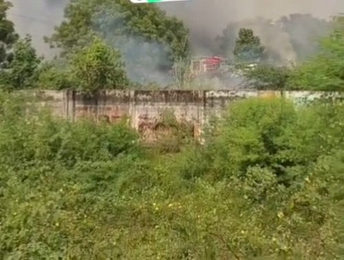 Fatehpur: Massive fire in firecracker market, panic ensues