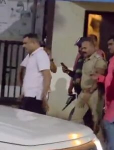 Lucknow: Inspector Dhananjay Singh arrested red-handed while accepting a bribe of Rs 2 lakh, major action by the anti-corruption team