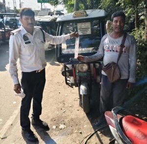 Lucknow: On the instructions of DCP Traffic, major action was taken against illegal parking, TI Divesh Shahi seized 4 vehicles.