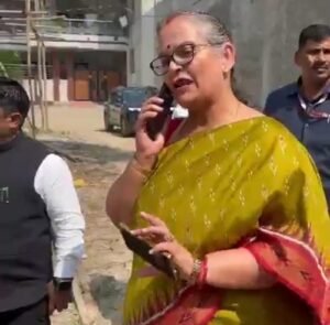 Lucknow: Mayor Sushma Kharwal gets angry after seeing the filth in Lucknow, reprimands the officials.