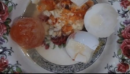 Lucknow panic: Eggs ordered from Blinkit turned out to be plastic, putting the entire family's life in danger!