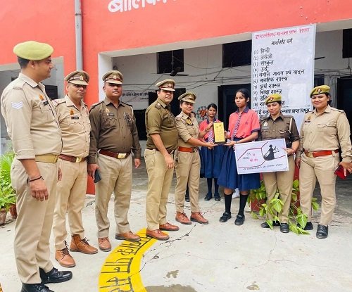 Kaiserbagh police informed the girl students about the new laws that have recently come into force.