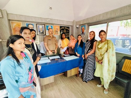 Lucknow: The Women's Cell of the United Industry Trade Board submitted a petition to Police Station Head Shivanand Mishra from Bhithauli, where a widow, Sarita, wife of the late Rajesh, had reported a theft in her home.