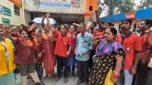 Lucknow: Civil Hospital sanitation workers on strike demanding salary and bonus